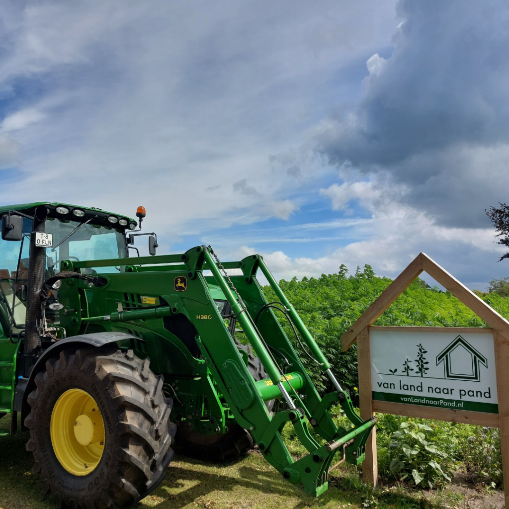 Van land naar pand vezelhennep tractor | John Deere